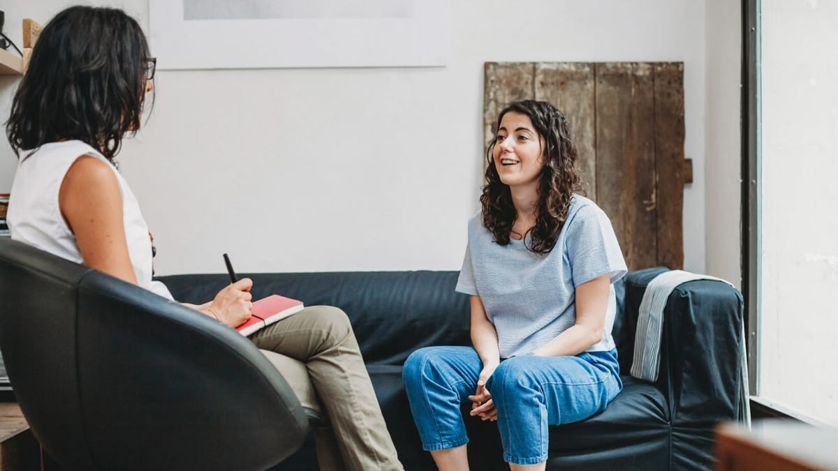 A lady with anxiety in a therapy session